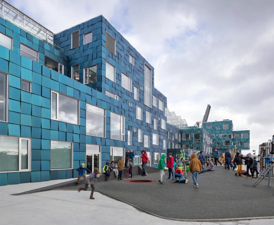 Kurang Keren Apa Coba Sekolah Ini Seluruh Dindingnya Ditutupi Panel Solar